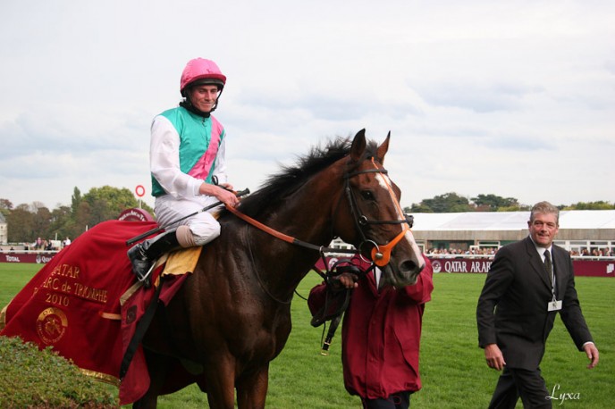 Retour des gagnants du Qatar Prix de l'Arc de Triomphe 2010 : Workforce et Ryan L. Moore.